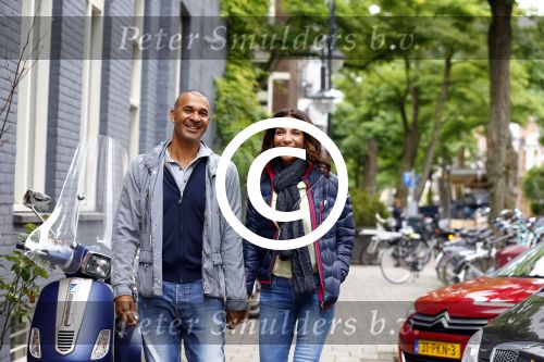 Amsterdam 19 september 2013
Ruud Gullit met zijn vriendin Maggie Jimenez in Amsterdam zuid.