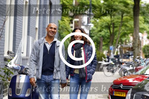 Amsterdam 19 september 2013
Ruud Gullit met zijn vriendin Maggie Jimenez in Amsterdam zuid.