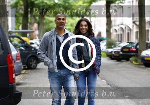 Amsterdam 19 september 2013
Ruud Gullit met zijn vriendin Maggie Jimenez in Amsterdam zuid.