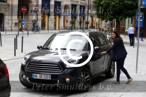 Hamburg 12 september 2013
Sabia Boulahrouz en haar zus in het centrum van Hamburg.