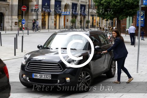 Hamburg 12 september 2013
Sabia Boulahrouz en haar zus in het centrum van Hamburg.