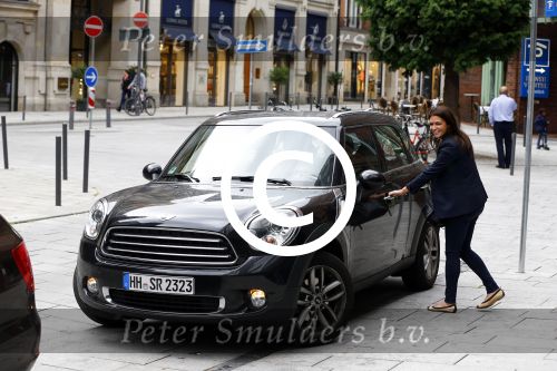 Hamburg 12 september 2013
Sabia Boulahrouz en haar zus in het centrum van Hamburg.