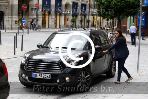 Hamburg 12 september 2013
Sabia Boulahrouz en haar zus in het centrum van Hamburg.