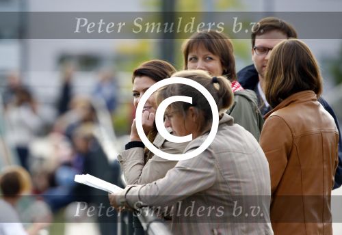 Hamburg 12 september 2013
Damian v d Vaart bij de voetbaltraining. De aupair met vriend en Sabia Boulahrouz staan te kijken.