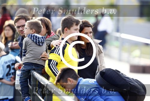 Hamburg 12 september 2013
Damian v d Vaart bij de voetbaltraining. De aupair met vriend en Sabia Boulahrouz staan te kijken.