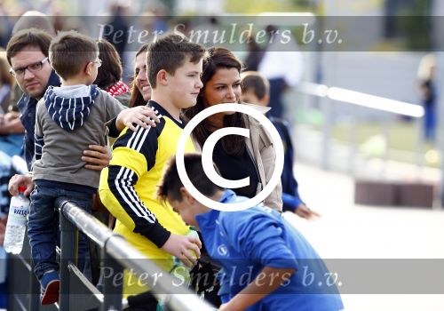 Hamburg 12 september 2013
Damian v d Vaart bij de voetbaltraining. De aupair met vriend en Sabia Boulahrouz staan te kijken.
