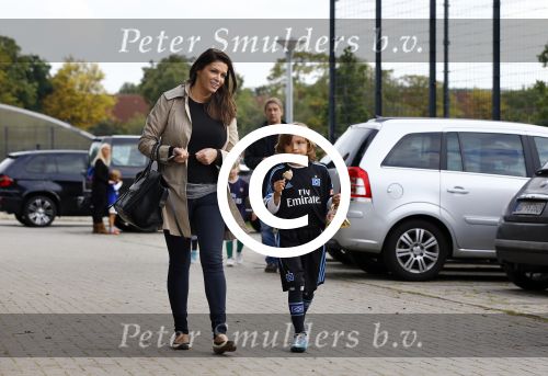 Hamburg 12 september 2013
Damian v d Vaart bij de voetbaltraining. De aupair met vriend en Sabia Boulahrouz staan te kijken.
