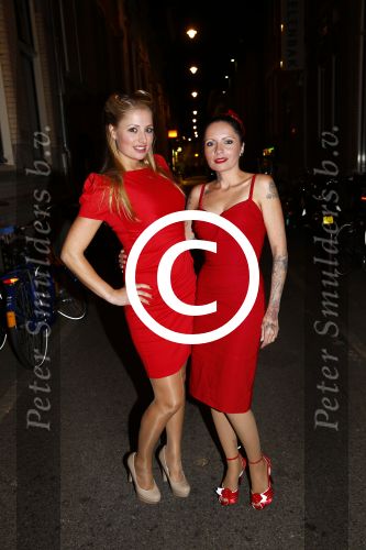 Amsterdam 3 oktober 2013
Feestje voor het 30 jarig bestaan van Playboy . Beertje v Beers arriveert met een nieuwe jaguar Cabrio en onthult het eerst nummer waar ze de cover siert. sanne Kraaykamp met een vriendin