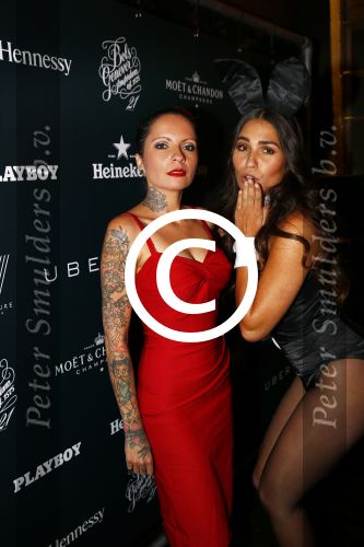 Amsterdam 3 oktober 2013
Feestje voor het 30 jarig bestaan van Playboy . Beertje v Beers arriveert met een nieuwe jaguar Cabrio en onthult het eerst nummer waar ze de cover siert. sanne Kraaykamp met een vriendin