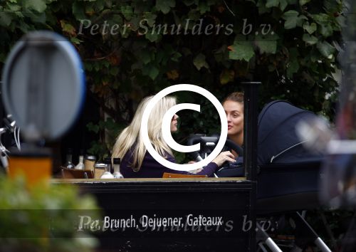 Amsterdam 9 oktober 2013
Suze mens met haar moeder Suze en zus op terras met kinderwagen met daarin haar baby.