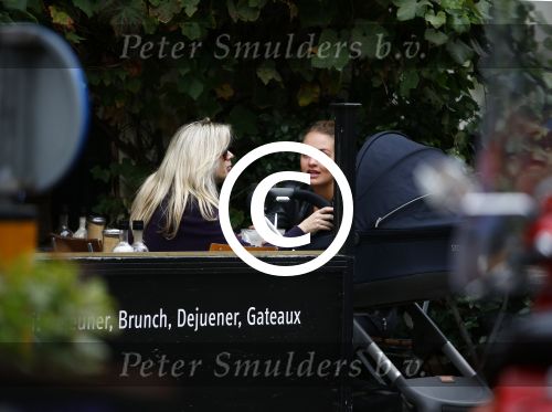 Amsterdam 9 oktober 2013
Suze mens met haar moeder Suze en zus op terras met kinderwagen met daarin haar baby.