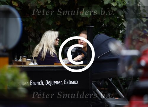 Amsterdam 9 oktober 2013
Suze mens met haar moeder Suze en zus op terras met kinderwagen met daarin haar baby.