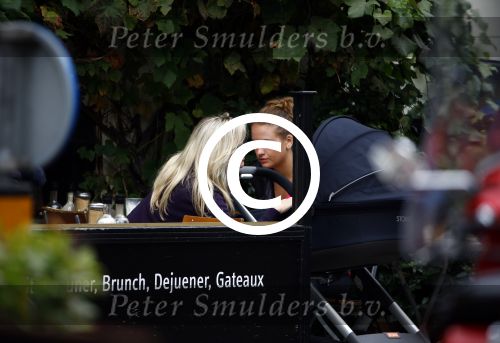 Amsterdam 9 oktober 2013
Suze mens met haar moeder Suze en zus op terras met kinderwagen met daarin haar baby.