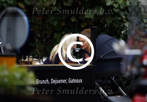 Amsterdam 9 oktober 2013
Suze mens met haar moeder Suze en zus op terras met kinderwagen met daarin haar baby.