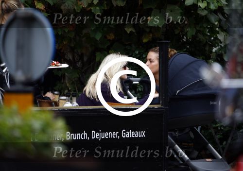 Amsterdam 9 oktober 2013
Suze mens met haar moeder Suze en zus op terras met kinderwagen met daarin haar baby.