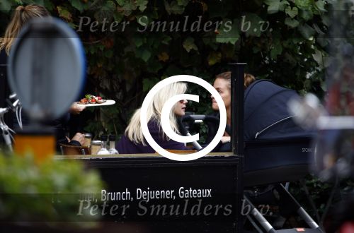Amsterdam 9 oktober 2013
Suze mens met haar moeder Suze en zus op terras met kinderwagen met daarin haar baby.