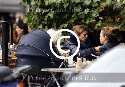Amsterdam 9 oktober 2013
Suze mens met haar moeder Suze en zus op terras met kinderwagen met daarin haar baby.