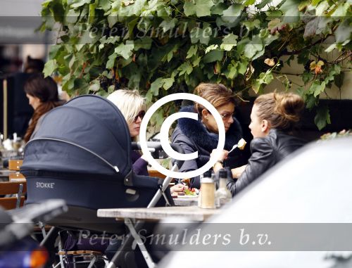 Amsterdam 9 oktober 2013
Suze mens met haar moeder Suze en zus op terras met kinderwagen met daarin haar baby.