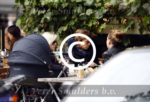 Amsterdam 9 oktober 2013
Suze mens met haar moeder Suze en zus op terras met kinderwagen met daarin haar baby.