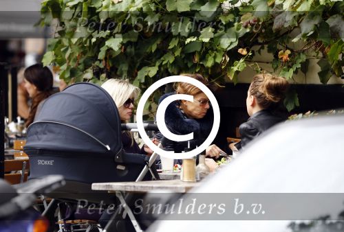 Amsterdam 9 oktober 2013
Suze mens met haar moeder Suze en zus op terras met kinderwagen met daarin haar baby.