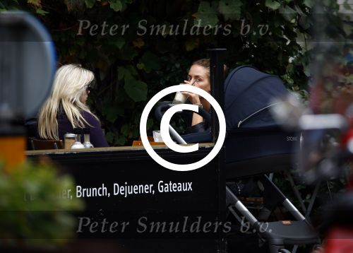 Amsterdam 9 oktober 2013
Suze mens met haar moeder Suze en zus op terras met kinderwagen met daarin haar baby.