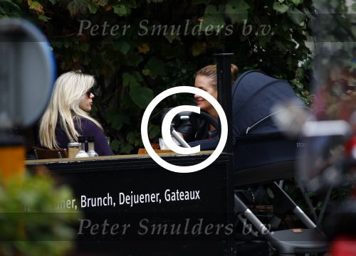 Amsterdam 9 oktober 2013
Suze mens met haar moeder Suze en zus op terras met kinderwagen met daarin haar baby.