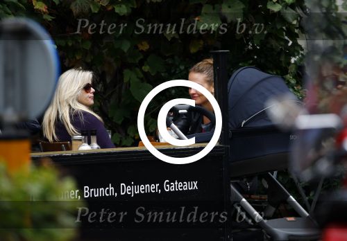 Amsterdam 9 oktober 2013
Suze mens met haar moeder Suze en zus op terras met kinderwagen met daarin haar baby.