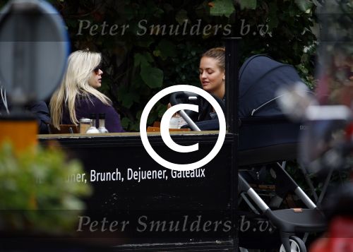 Amsterdam 9 oktober 2013
Suze mens met haar moeder Suze en zus op terras met kinderwagen met daarin haar baby.