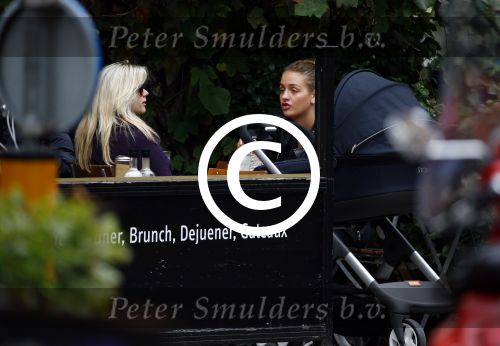 Amsterdam 9 oktober 2013
Suze mens met haar moeder Suze en zus op terras met kinderwagen met daarin haar baby.