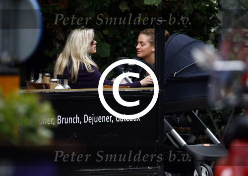 Amsterdam 9 oktober 2013
Suze mens met haar moeder Suze en zus op terras met kinderwagen met daarin haar baby.
