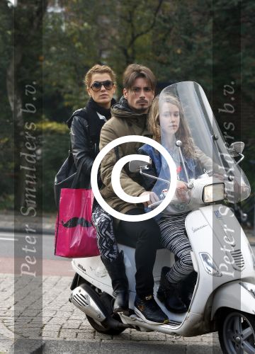 Amsterdam 7 oktober 2013
Daniel de Ridder met Tatum Dagelet en Toy Travis op de vespa scooter.