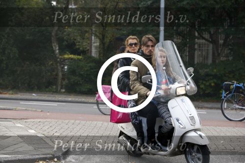 Amsterdam 7 oktober 2013
Daniel de Ridder met Tatum Dagelet en Toy Travis op de vespa scooter.