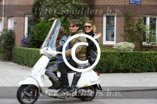 Amsterdam 7 oktober 2013
Daniel de Ridder met Tatum Dagelet en Toy Travis op de vespa scooter.