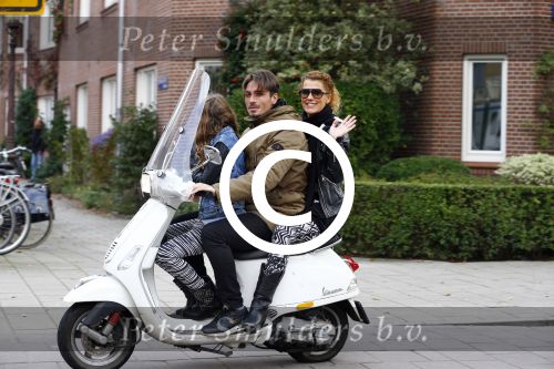 Amsterdam 7 oktober 2013
Daniel de Ridder met Tatum Dagelet en Toy Travis op de vespa scooter.