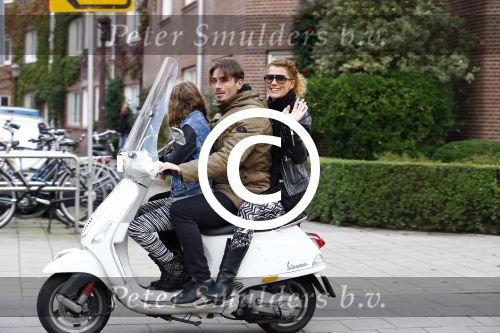 Amsterdam 7 oktober 2013
Daniel de Ridder met Tatum Dagelet en Toy Travis op de vespa scooter.