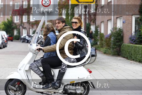Amsterdam 7 oktober 2013
Daniel de Ridder met Tatum Dagelet en Toy Travis op de vespa scooter.