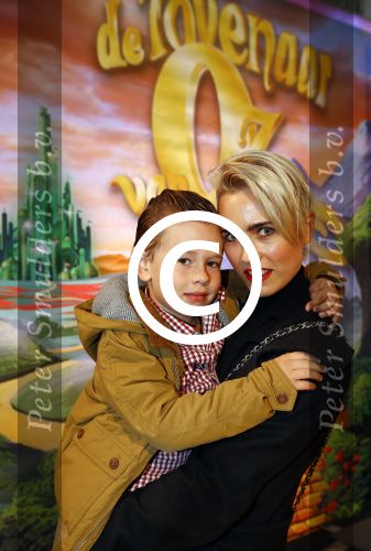 Zaandam 5 oktober 2013
Premiere Oz in de schouwburg van Zaandam.
Tera Feberwee met zoontje