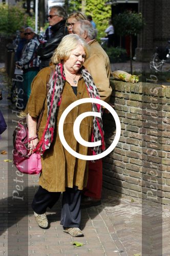 Laren 2 oktober 2013
Kerkdienst naar aanleiding van het overlijden van John de mol sr in de sint Jansbasiliek. Het was enorm druk met vrienden en familie.