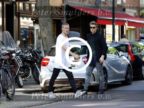 Amsterdam 30 september 2013
Viktor Fischer krijgt bekeuring op de cornelis schuytstraat. Hij is samen met Lucas Andersen