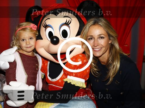 Amsterdam 11 oktober 2013
Premiere Disney live show in de rai.
Wendy v Dijk met dochter Lizzy en vriendinnetjes