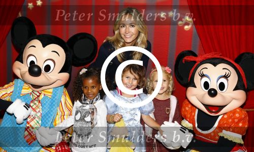 Amsterdam 11 oktober 2013
Premiere Disney live show in de rai.
Wendy v Dijk met dochter Lizzy en vriendinnetjes