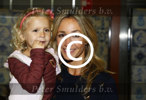 Amsterdam 11 oktober 2013
Premiere Disney live show in de rai.
Wendy v Dijk met dochter Lizzy en vriendinnetjes