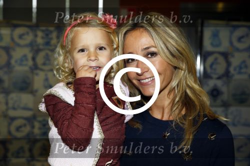 Amsterdam 11 oktober 2013
Premiere Disney live show in de rai.
Wendy v Dijk met dochter Lizzy en vriendinnetjes