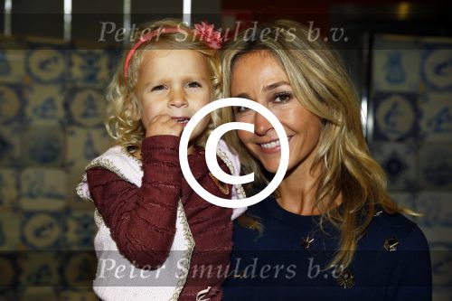Amsterdam 11 oktober 2013
Premiere Disney live show in de rai.
Wendy v Dijk met dochter Lizzy en vriendinnetjes