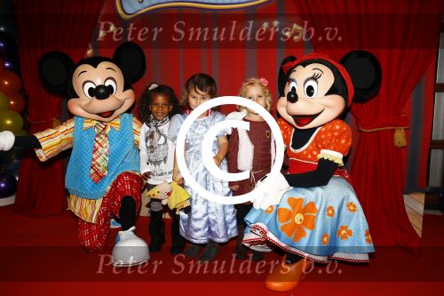 Amsterdam 11 oktober 2013
Premiere Disney live show in de rai.
Wendy v Dijk met dochter Lizzy en vriendinnetjes