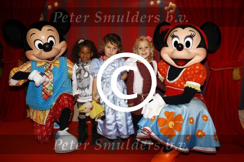 Amsterdam 11 oktober 2013
Premiere Disney live show in de rai.
Wendy v Dijk met dochter Lizzy en vriendinnetjes