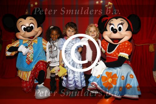 Amsterdam 11 oktober 2013
Premiere Disney live show in de rai.
Wendy v Dijk met dochter Lizzy en vriendinnetjes
