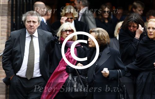 Laren 2 oktober 2013
Kerkdienst naar aanleiding van het overlijden van John de mol sr in de sint Jansbasiliek. Het was enorm druk met vrienden en familie.