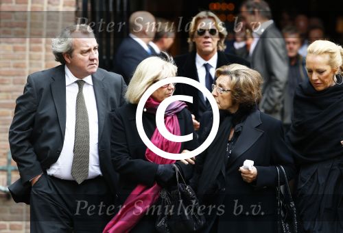 Laren 2 oktober 2013
Kerkdienst naar aanleiding van het overlijden van John de mol sr in de sint Jansbasiliek. Het was enorm druk met vrienden en familie.