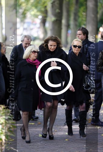 Laren 2 oktober 2013
Kerkdienst naar aanleiding van het overlijden van John de mol sr in de sint Jansbasiliek. Het was enorm druk met vrienden en familie.